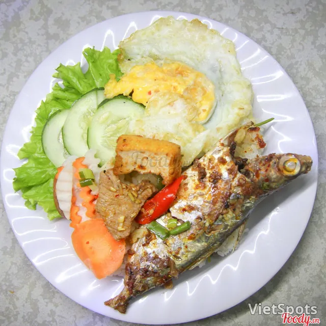红烧鱼煎蛋碎米饭