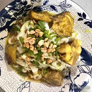 मी क्वांग सूओन (पोर्क रिब नूडल्स)