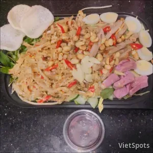 पारंपरिक त्रे सलाद (बड़ा) + 1 पेप्सी मुफ़्त