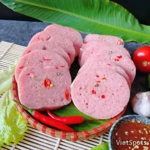नेम चुआ (खमीरा पोर्क रोल)