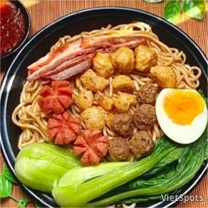 सॉसेज, फिश बॉल व बीफ बॉल मिक्स्ड नूडल्स