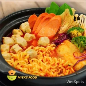 सॉसेज व फिश बॉल स्पाइसी किमची नूडल्स