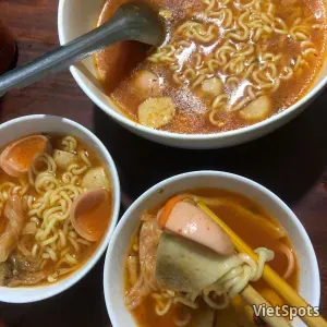 स्पाइसी फिश बॉल नूडल्स