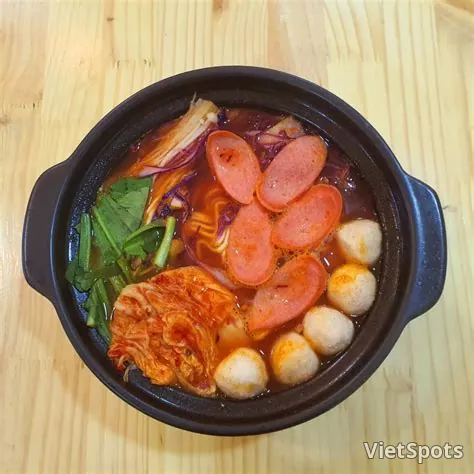 บะหมี่เผ็ดไส้กรอก