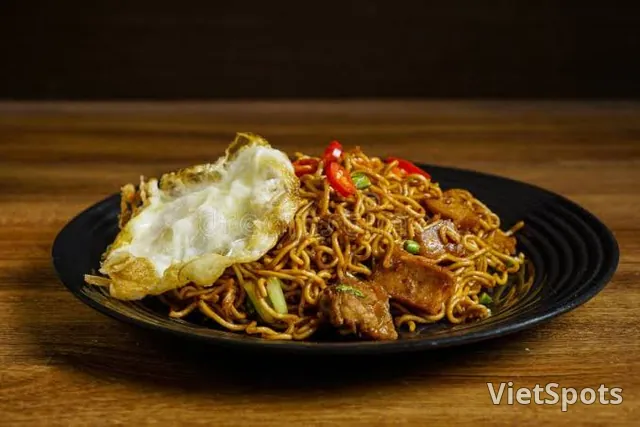 मसालेदार सूखा गोमांस नूडल तली अंडा