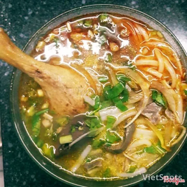 Duck Banh Canh (Drumstick Bowl)