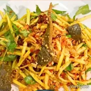 कच्चा आम सलाद ब्रेज़्ड लिवर और सूखा बीफ के साथ