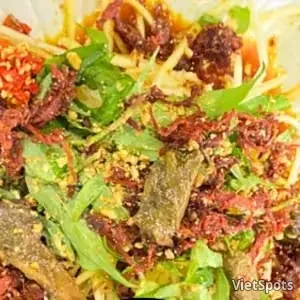 कच्चा पपीता सलाद ब्रेज़्ड लिवर और सूखा बीफ के साथ