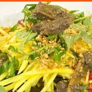 कच्चा आम सलाद ब्रेज़्ड लिवर के साथ