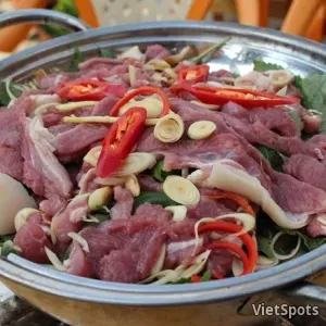 เนื้อแพะนึ่งใบชิโสะ