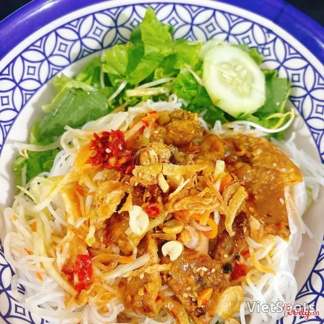 분팃느엉 (구운 돼지고기 쌀국수)