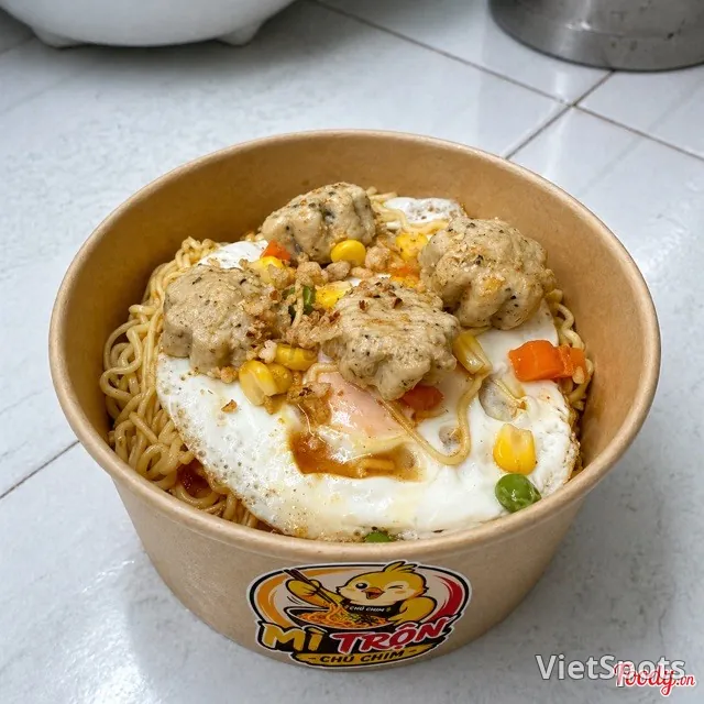 タニシ団子と卵の混ぜ麺