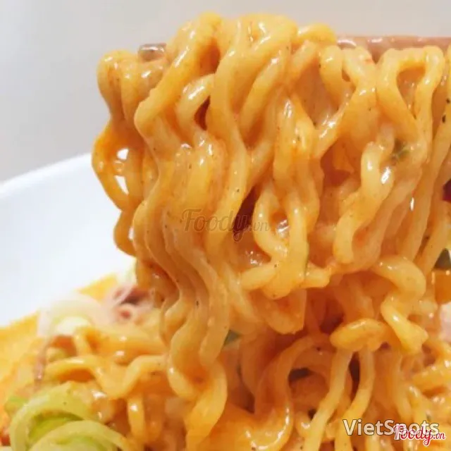 チーズソーセージ卵の混ぜ麺