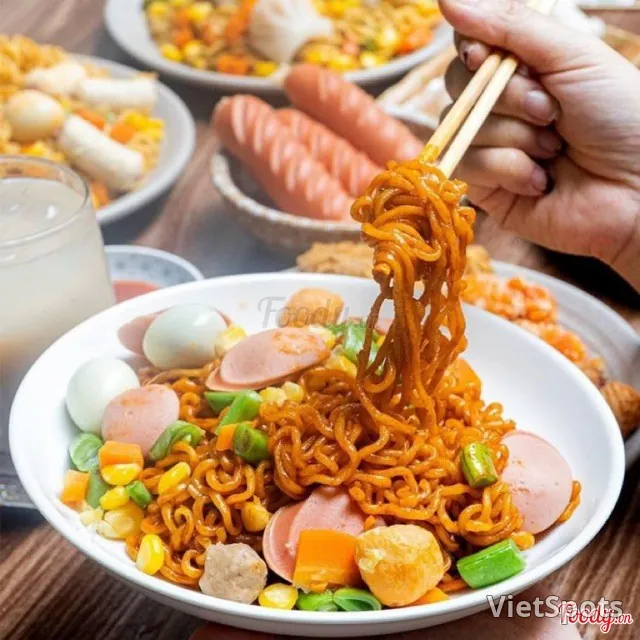 トッポッキ混ぜ麺(トッピングたっぷり)