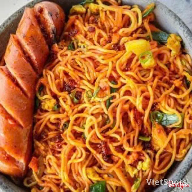 Mixed Instant Noodles with Sausage