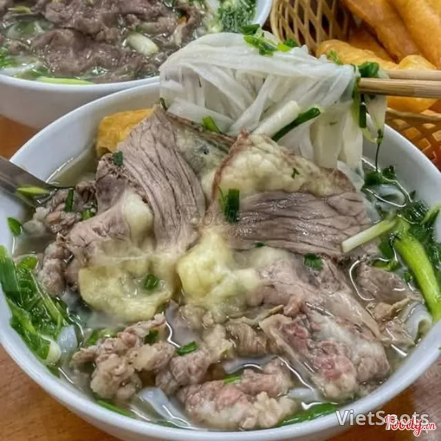 เฝอเนื้อส่วนท้องและเอ็นวัว
