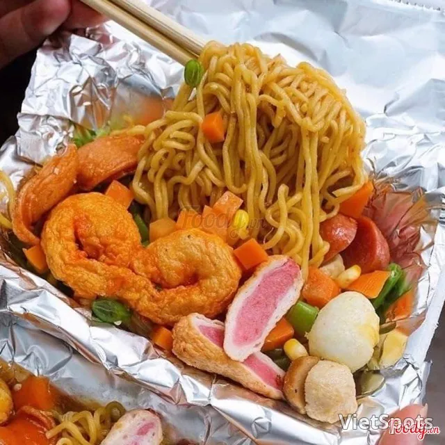 บะหมี่คลุกท็อปปิ้งจัดเต็ม