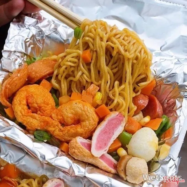 บะหมี่คลุกท็อปปิ้งจัดเต็ม (เส้น 2 ก้อน)