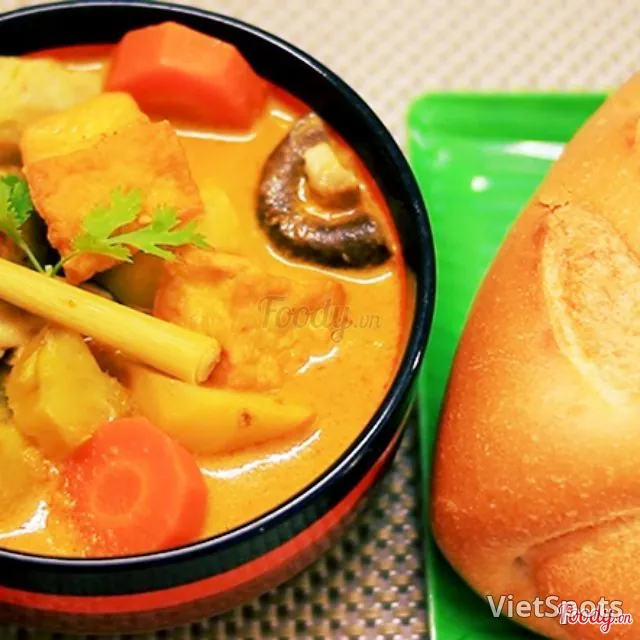 Vegetarian Curry with Banh Mi