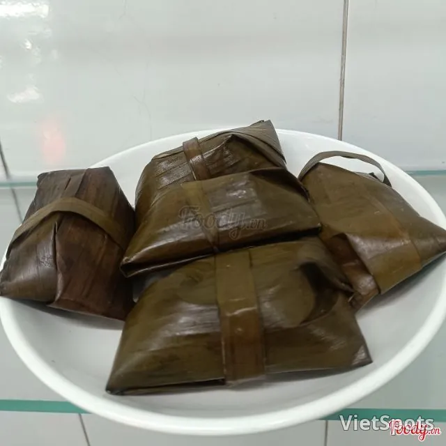 5 Banh Goi (Vegetarian Leaf-wrapped Cakes)