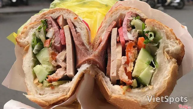 豚肉&牛肉ソーセージのバインミー
