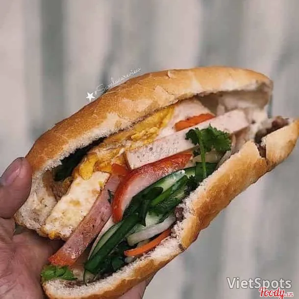 目玉焼き&豚肉ソーセージのバインミー