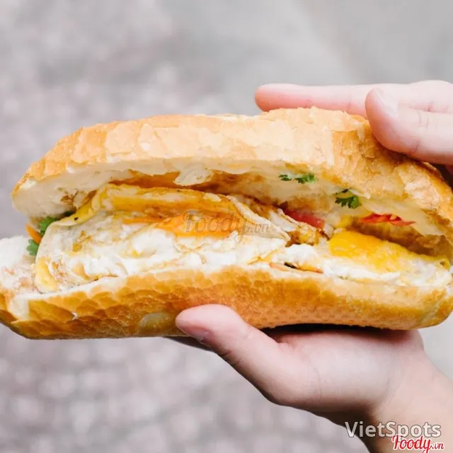 目玉焼きバインミー