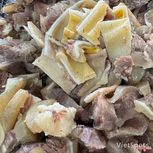 Бун с говяжьими ушами и носом