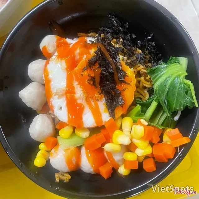 Лапша с яйцом и рыбными шариками
