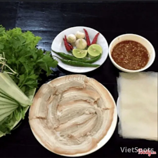 Роллы в рисовой бумаге с отварной свининой