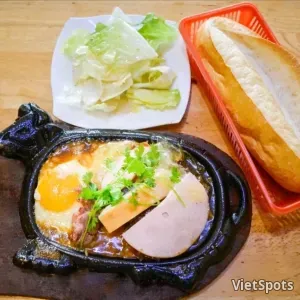 Bo Ne 3: 1 egg, extra beef, cha, sausage, egg sauce