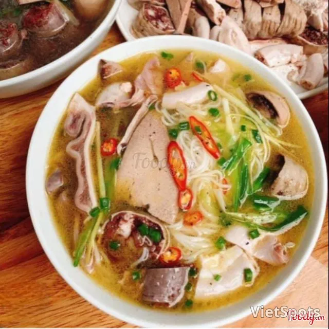 เส้นหมี่เครื่องในหมู
