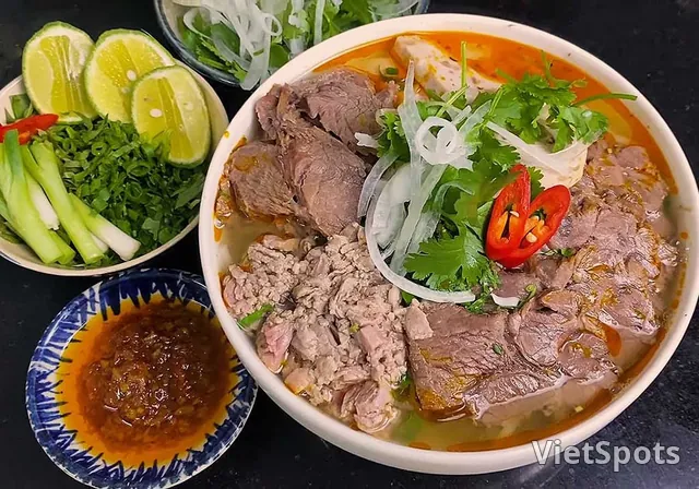 ก๋วยเตี๋ยวเนื้อ (บุ๋นบ่อ)