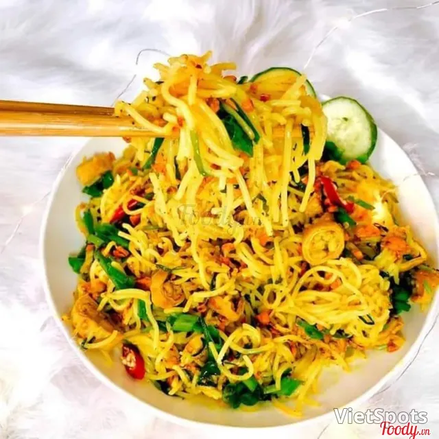 เส้นหมี่ผัดเครื่องในขมิ้น (ใหญ่)