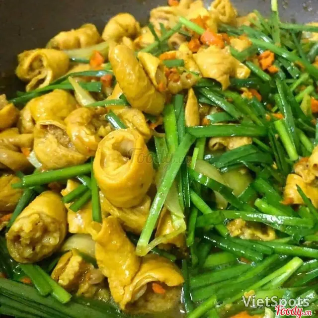 เครื่องในผัดขมิ้น (ใหญ่) + ข้าวเกรียบ (ไม่มีเส้น)