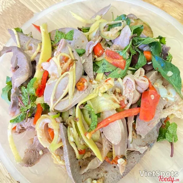 ยำเครื่องในหมู (กลาง)