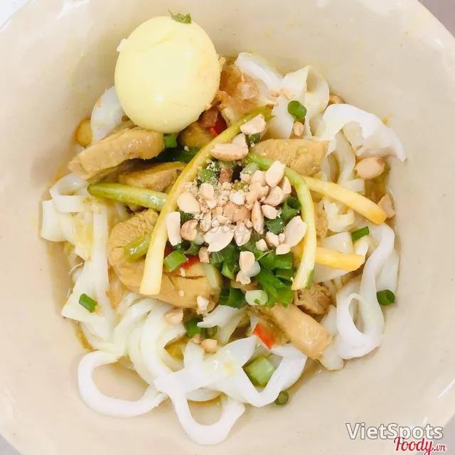 ก๋วยเตี๋ยวไก่ + ไข่