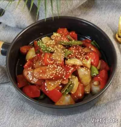 炒香肠和蔬菜