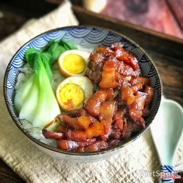 껌 팃코 + 두부 (돼지고기 조림 덮밥)
