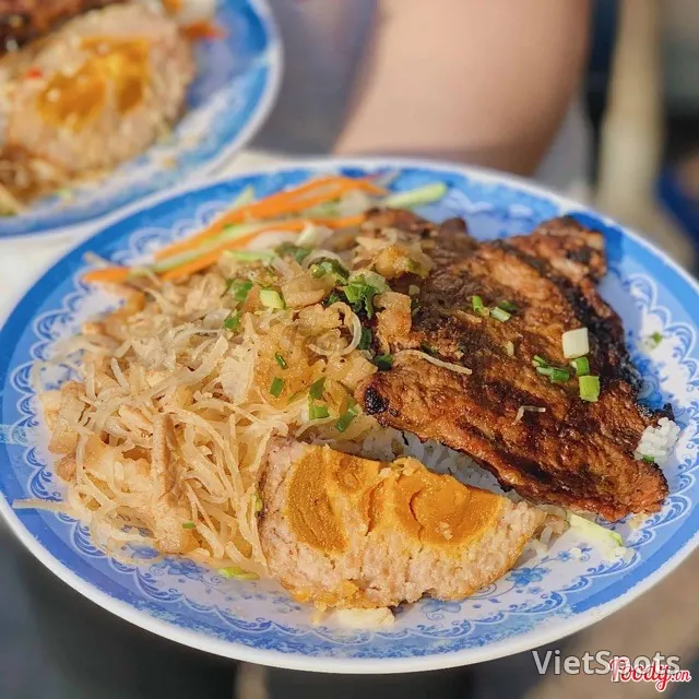 껌 쯩 + 팃코따우 (달걀 돼지고기 조림 덮밥)
