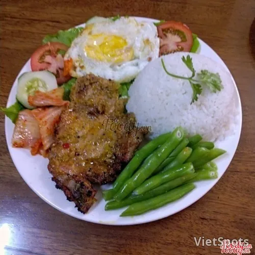 คอมโบ 3: ข้าวซี่โครงหมูย่าง + ไข่ดาวหรือเต้าหู้ยัดไส้หมู + เป๊ปซี่