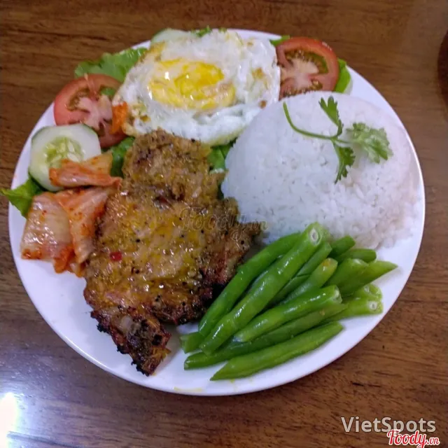 ข้าวซี่โครงหมูย่าง + เต้าหู้ซอสมะเขือเทศหรือไข่ทอด