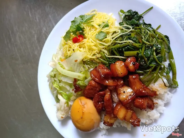 ข้าวหมูตุ๋นพริกไทย + ไข่พะโล้หรือเต้าหู้ยัดไส้หมู