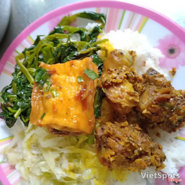 ข้าวไก่ตุ๋นตะไคร้ + เต้าหู้ซอสมะเขือเทศหรือไข่ทอด