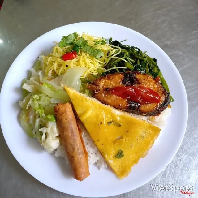 ข้าวปลาทูน่าซอสมะเขือเทศ + ไข่