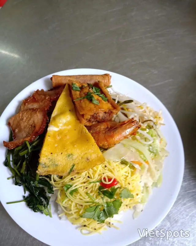 ข้าวเต้าหู้ซอสมะเขือเทศ กุ้ง หมูแดง