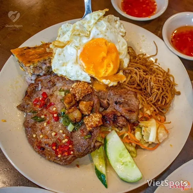 ข้าวหักหมูย่างไข่ดาว