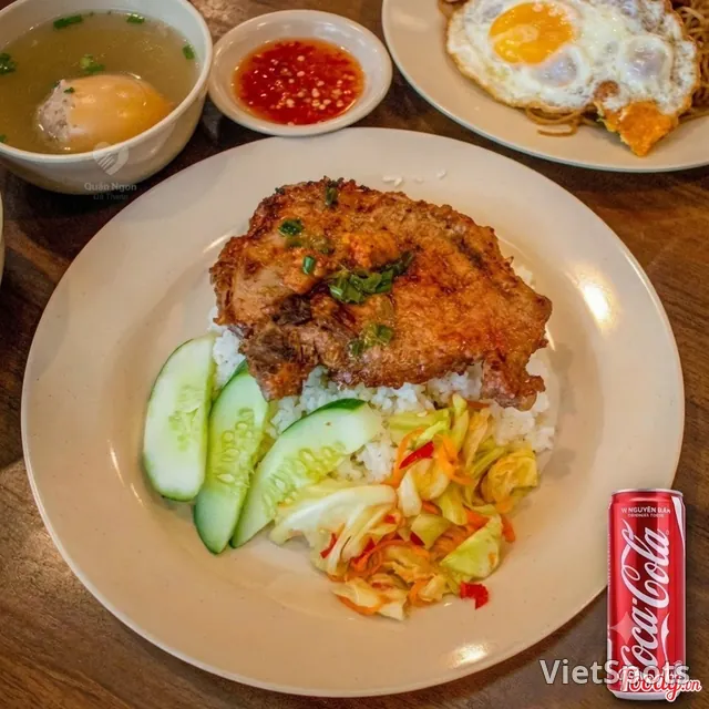 ข้าวหักหมูย่าง 1 จาน + โคคา-โคล่า 1