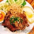 ข้าวหักหมูย่าง ไข่ และไข่นึ่งหมูสับ