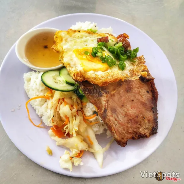 ข้าวหักหมูย่างไข่